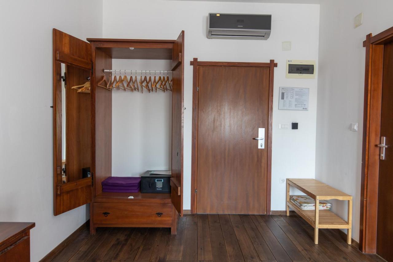 Hotel Lug Осиек Экстерьер фото
