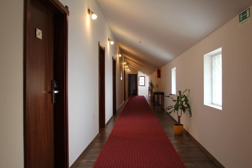 Hotel Lug Осиек Экстерьер фото
