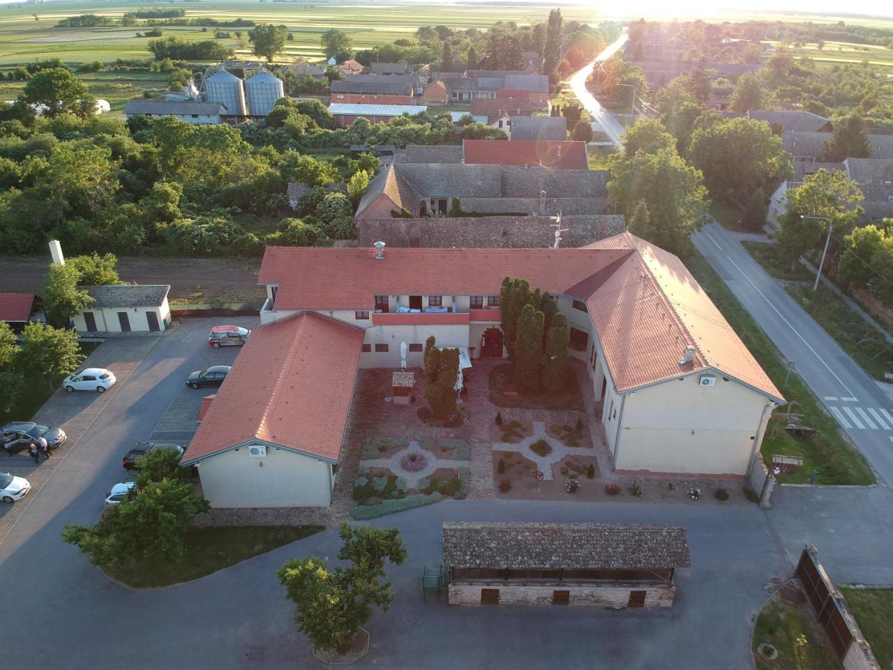 Hotel Lug Осиек Экстерьер фото