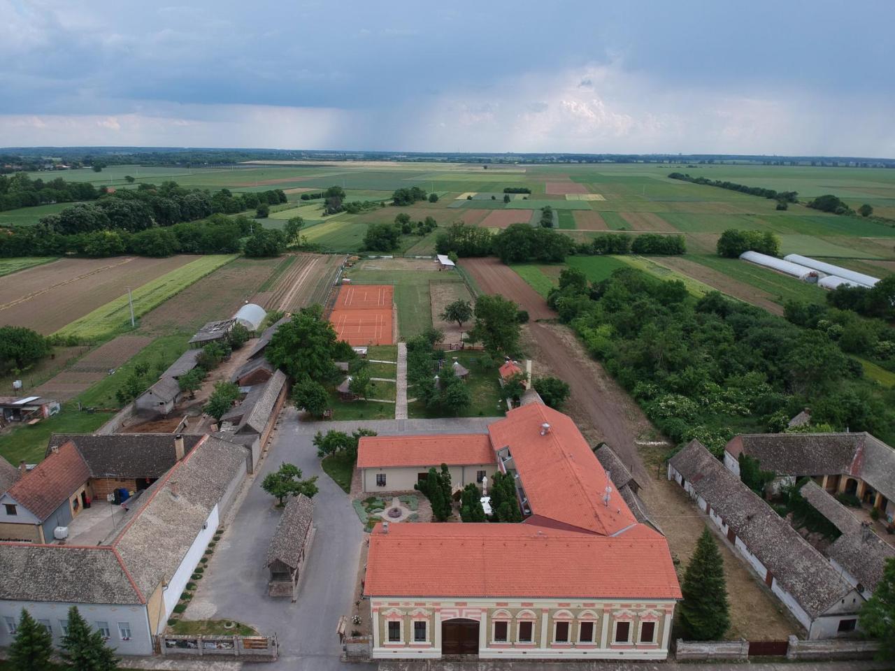 Hotel Lug Осиек Экстерьер фото
